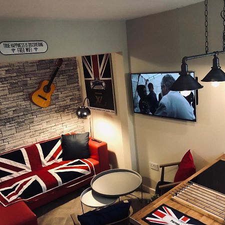 3 Double Bed Brittania Styled Central Home Near Lfc Sleeps 6 With Free Business Super Fast Fibre Broadband Liverpool Bagian luar foto